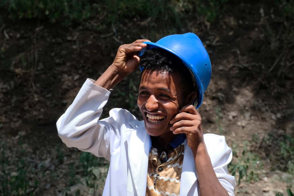 Solartechniker in voller Ausrüstung bei der Berufsbildung in Äthiopien.
