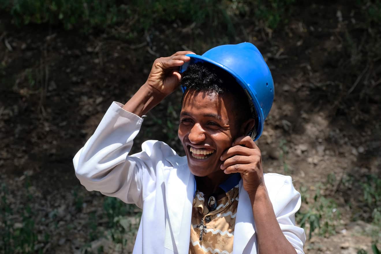 Solartechniker in voller Ausrüstung bei der Berufsbildung in Äthiopien.