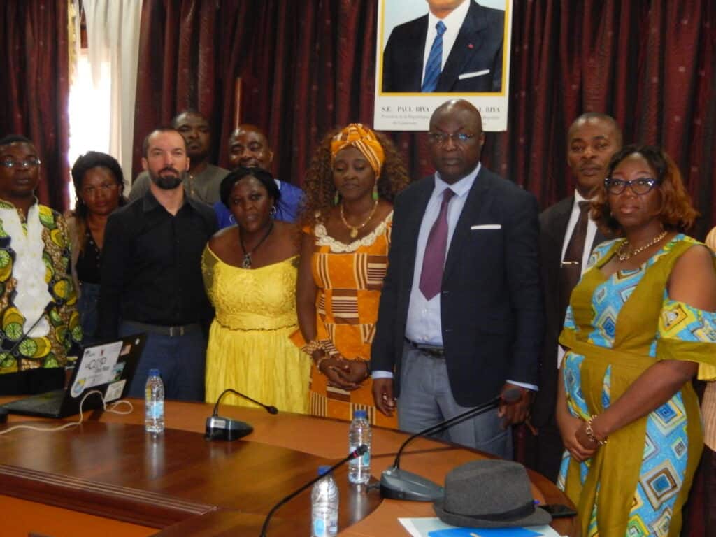 Akos Lukacs an einer Konferenz mit Vertretern des kamerunischen Gesundheitsministeriums in Yaoundé.