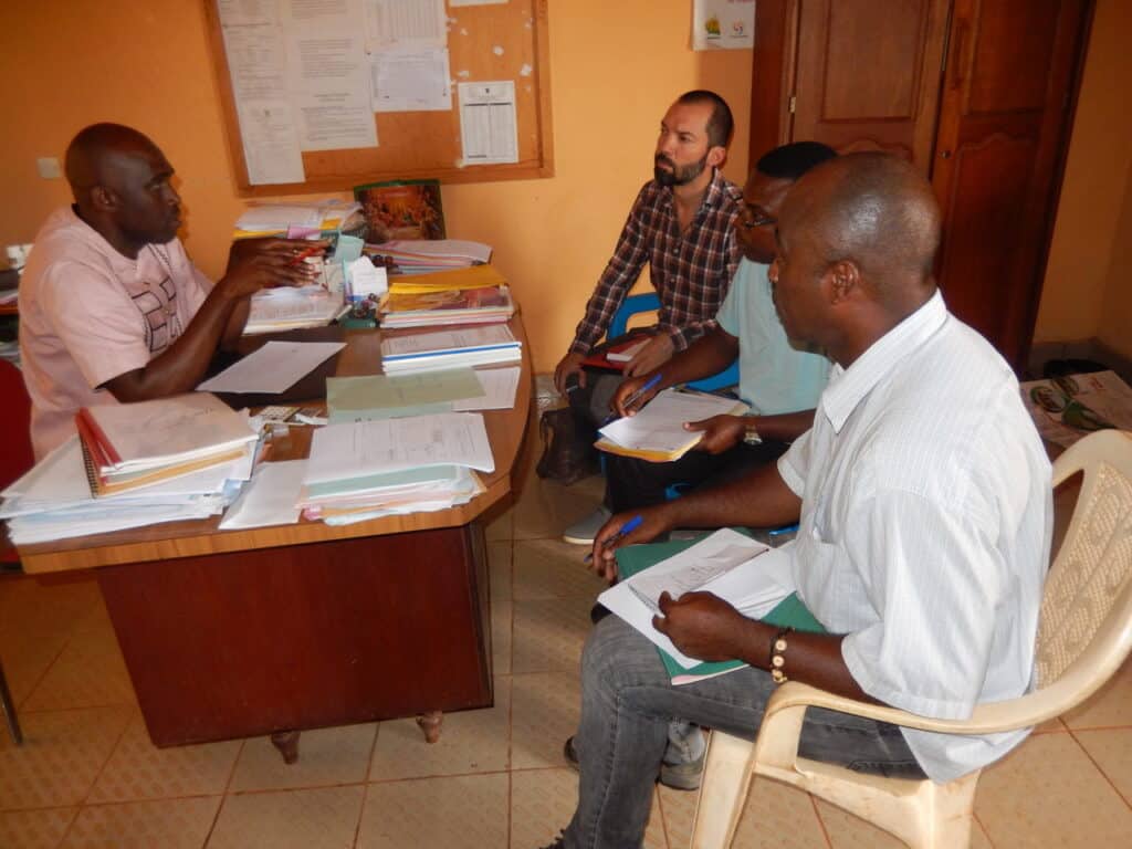 Akos Lukacs mit Mitarbeitern der AJVC beim Besuch eines Gesundheitszentrums.