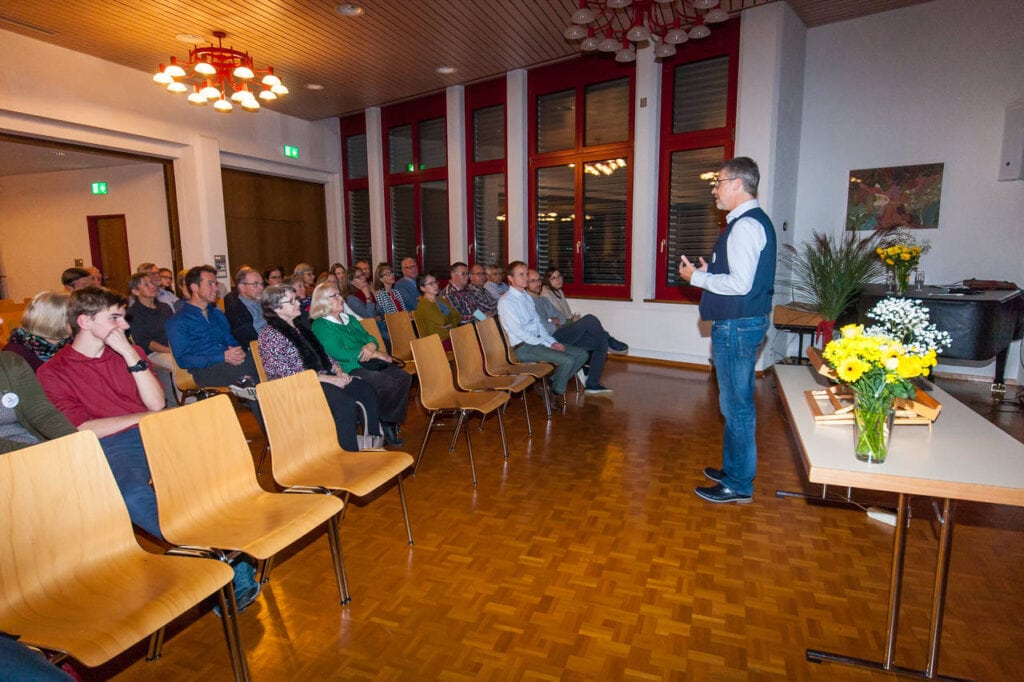 Pfarrer Klaus Steinmetz steht im Kirchgemeindehaus Buechen und präsentiert sein Projekt interessierten Zuhörern