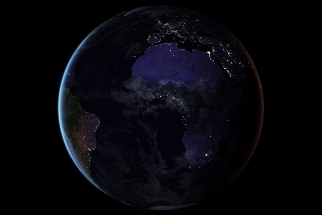 Ein nächtliches Foto der gesamten Erdkugel mit Afrika im Zentrum.