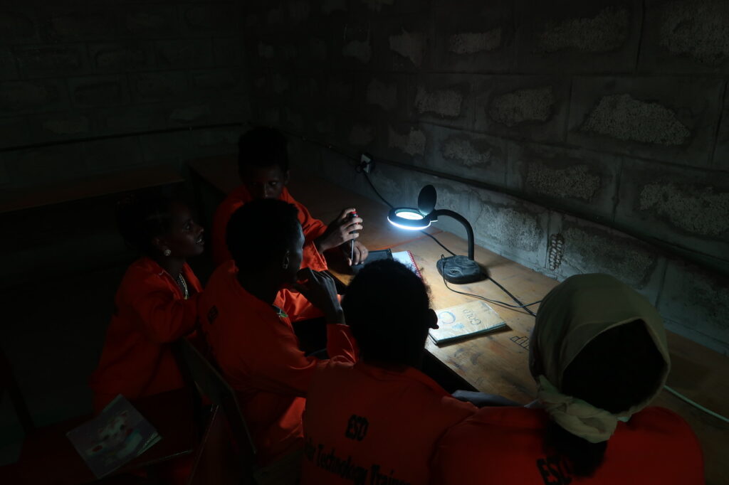 SchülerInnen von Solar Learning Äthiopien beim Unterricht