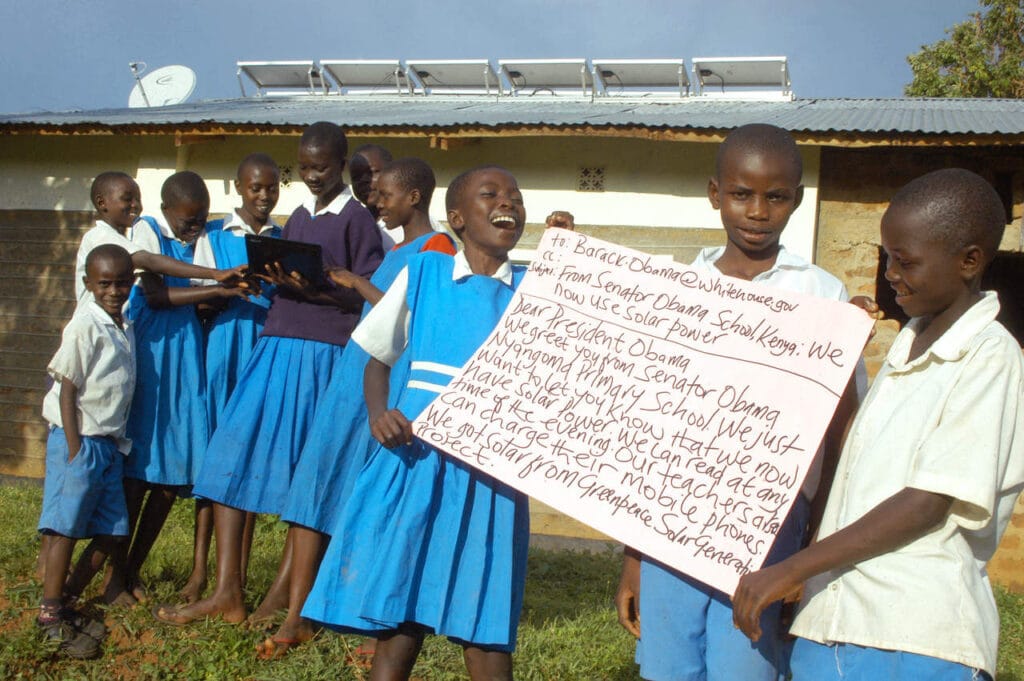 Schüler der «Senator Obama Schools» in Kogelo Village mit einer Nachricht an Barack Obama