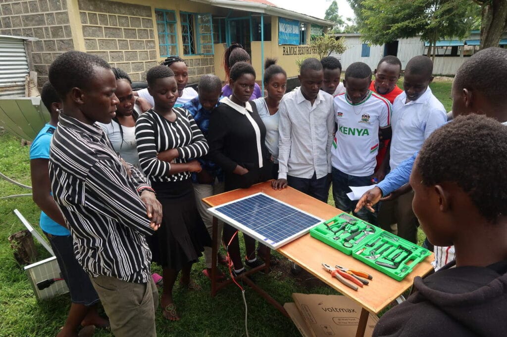 SchülerInnen von Solar Learning Kenia bei der theoretischen Ausbildung Anfang 2020