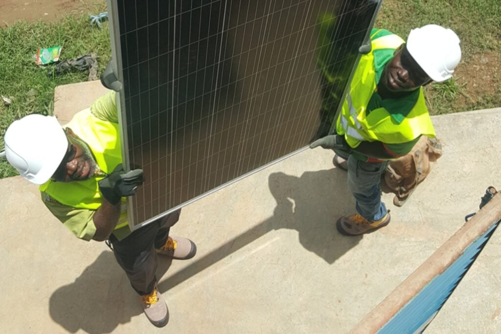 Die Solaranlage auf dem Dach des ersten eröffneten Gesundheitszentrums in Tintilou  in Burkina Faso wird von Mitarbeitenden des Solafrica-Projekts Santé Solaire montiert. 