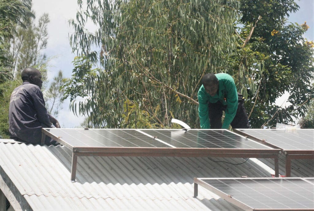 Angehende Solartechniker des Solar Learning Lehrgangs in Kenia installieren eine Solaranlage auf einer Primarschule für Waisenkinder in Ulamba.