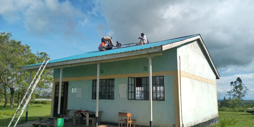 Der Bau einer Solarinstallation ist Teil der Mobile Solar Learning Ausbildung in Kenia
