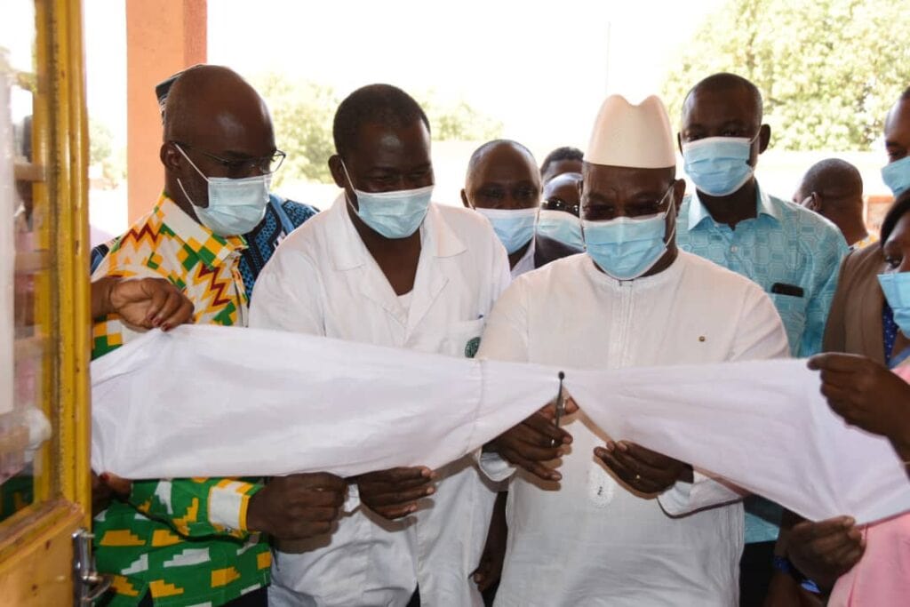 Der Stabschef Burkina Fasos weiht die Solaranlage eines Gesundheitszentrums ein.