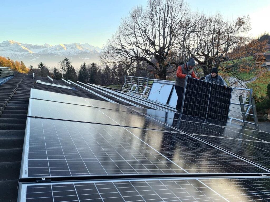 Trotz Rekordzubau bei Photovoltaikanlagen: Um die klima- und energiepolitischen Ziele der Schweiz zu erreichen, muss der Zubau von Solaranlagen in den nächsten Jahren um den Faktor 4 gesteigert werden.