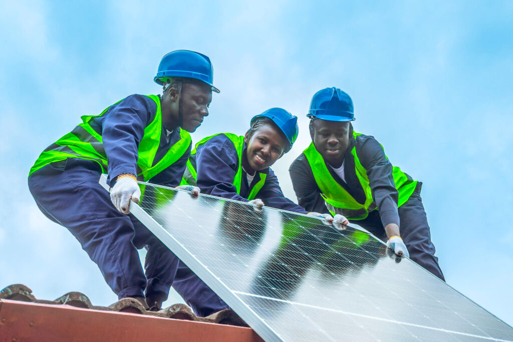 Angehende Solartechniker:innen bei der Installation einer Solaranlage
