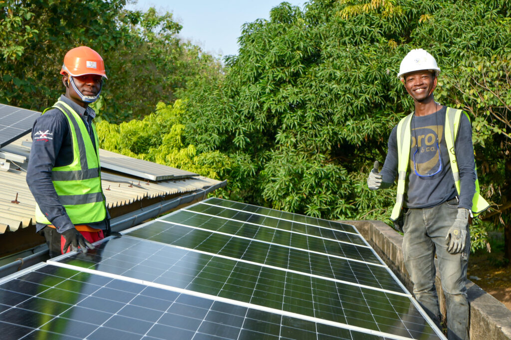 Installation einer Solaranlage auf einem Gesundheitszentrum in Huiléhoé, Togo im Projekt Santé Solaire