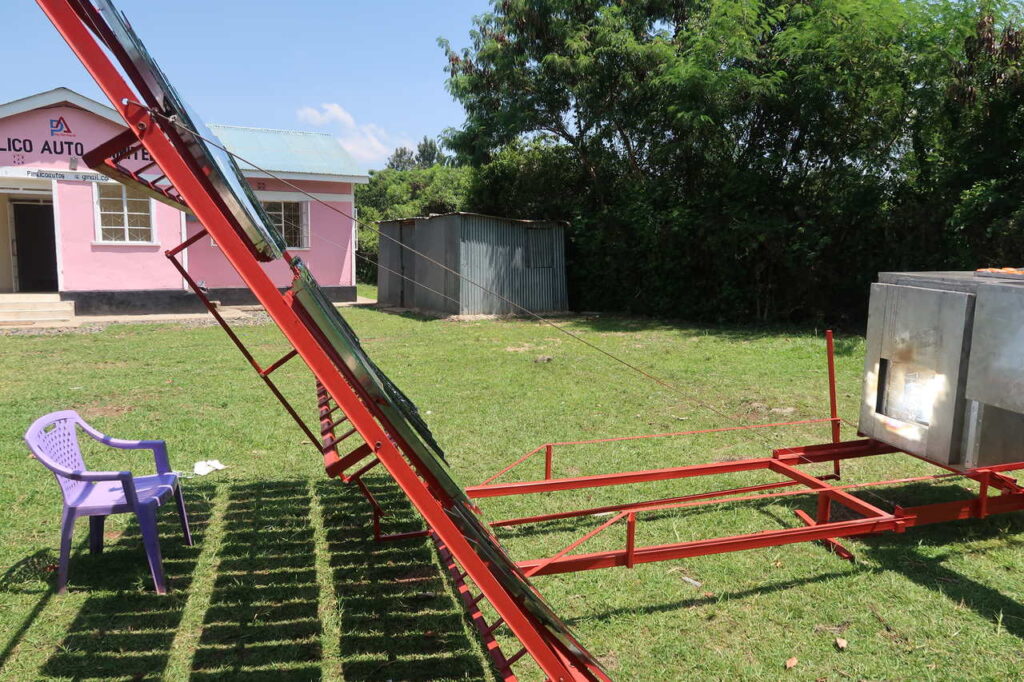 Der Solarofen in der Seitenansicht: Die kleinen Spiegel reflektieren das Sonnenlicht auf den Ofen.