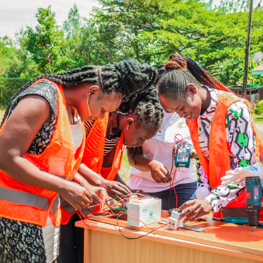 Ausbildung zur Solartechnikerin in Kenia