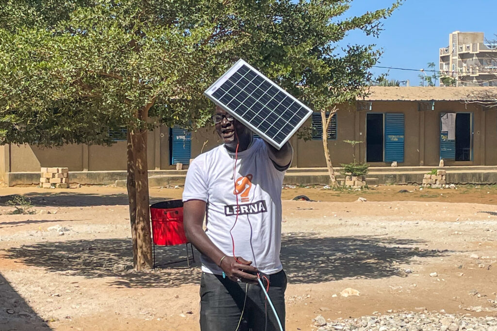 Junge Menschen im Senegal absolvieren eine Solarausbildung – Perspektiven schaffen, Fluchtursachen bekämpfen