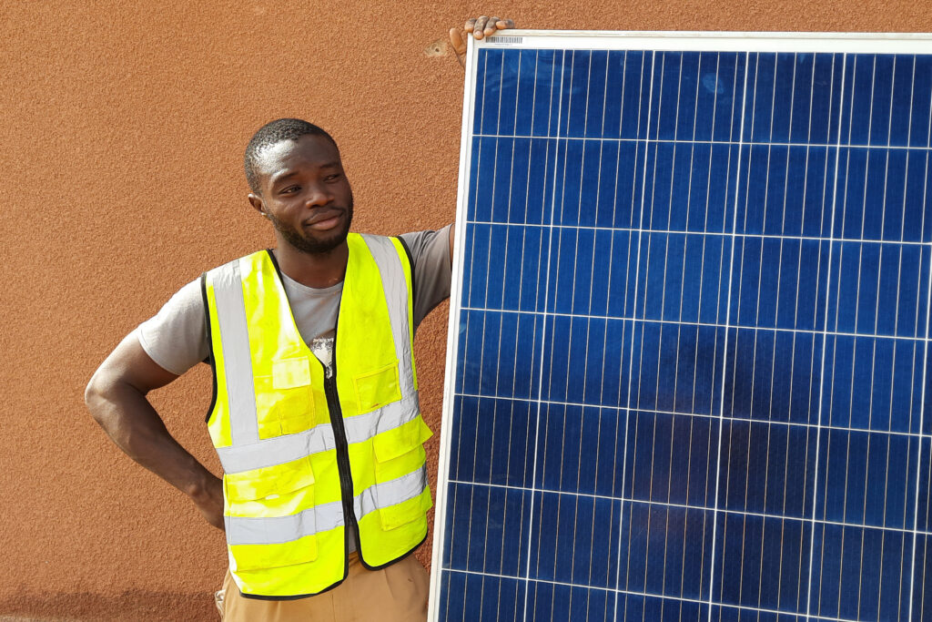 Solartechniker hält Solarpanel