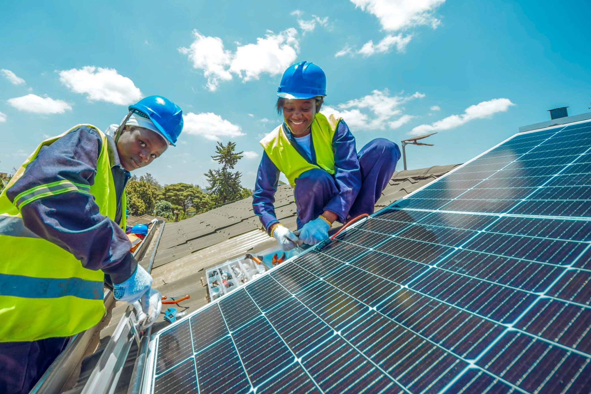 Junge Menschen lernen Solartechnik in Kenia – für Zukunft und Klimaschutz