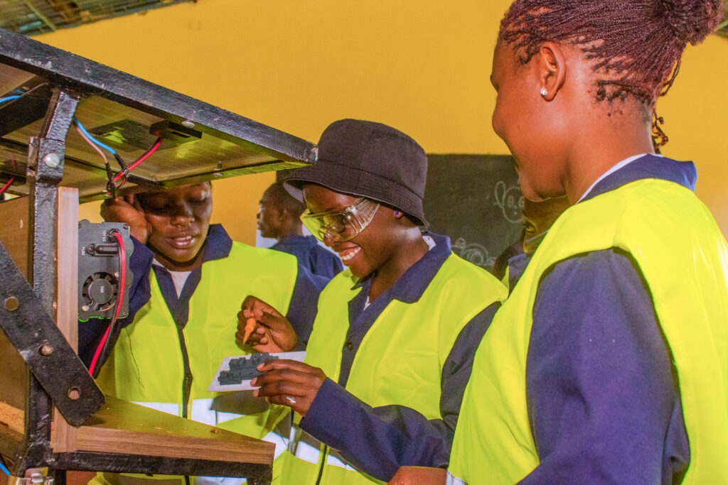 Ausbildung in Solartechnologie für Jugendliche in Kenia – Chancengleichheit und Energiezugang fördern