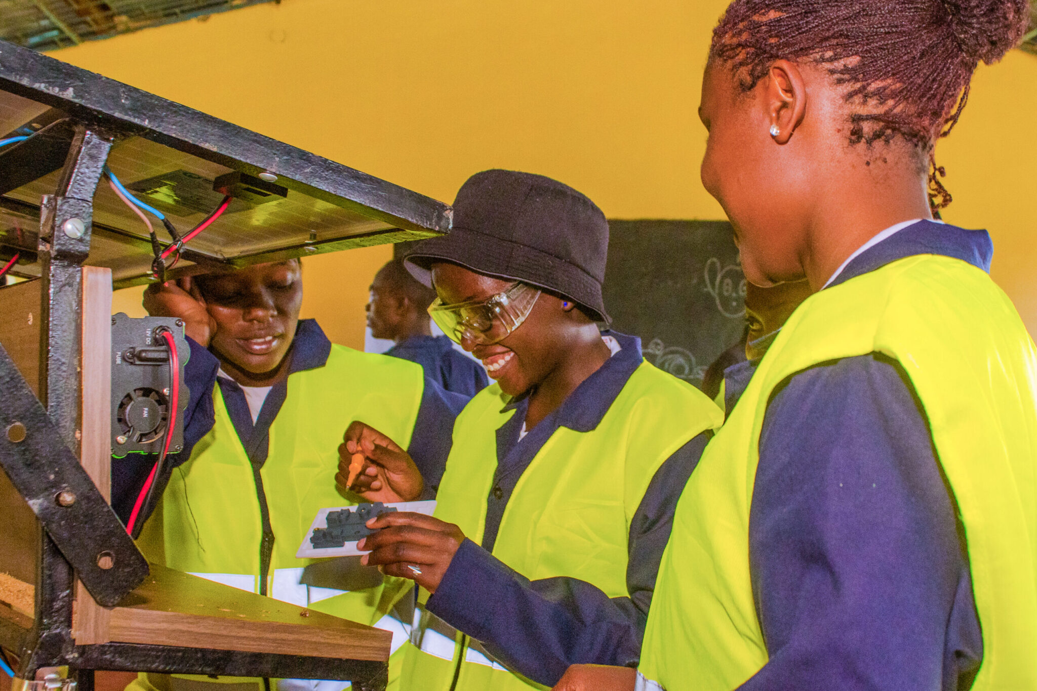 Ausbildung in Solartechnologie für Jugendliche in Kenia – Chancengleichheit und Energiezugang fördern