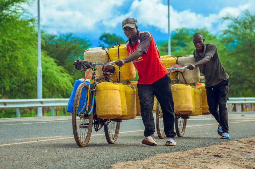 Wassertransport mit Kanistern auf Fahrrädern