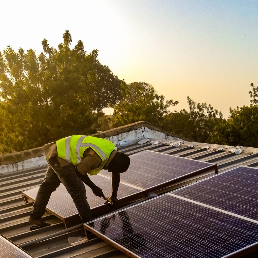 Solarinstallation auf dem Dach eines Gesundheitszentrums in Burkina Faso