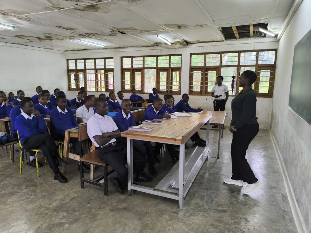 Lokale Techniker:innen installieren Solaranlage – nachhaltige Energie Tansania