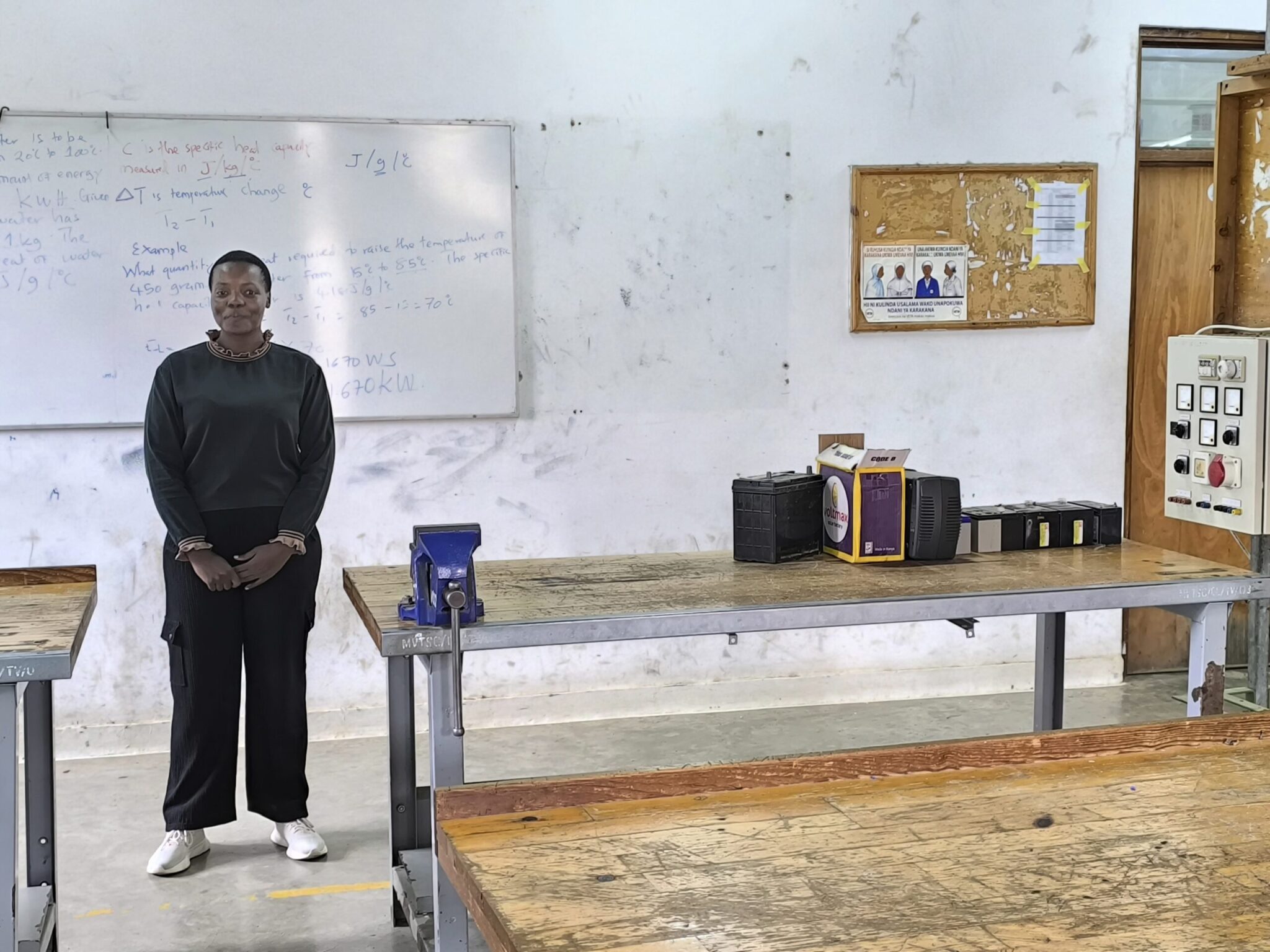 Lehrperson Anneth J.Mwampeta im Ausbildungsraum für angehende Elektriker:innen