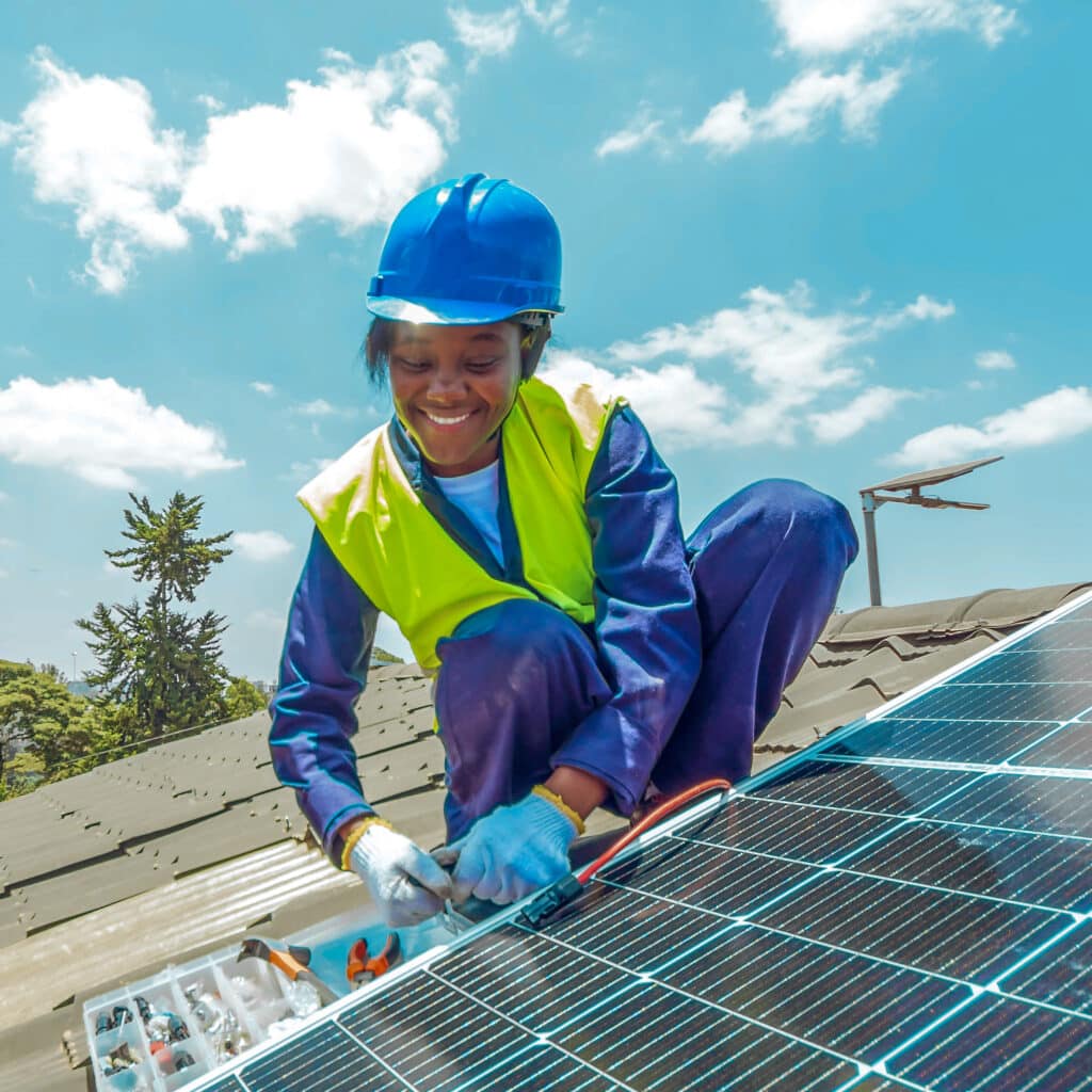 Solartechnikerin auf Dach in Kenia