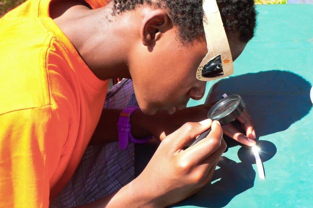 Sonnenstrahlen mit einer Lupe bündeln und daraus Kunst entstehen lassen (Scouts go Solar)