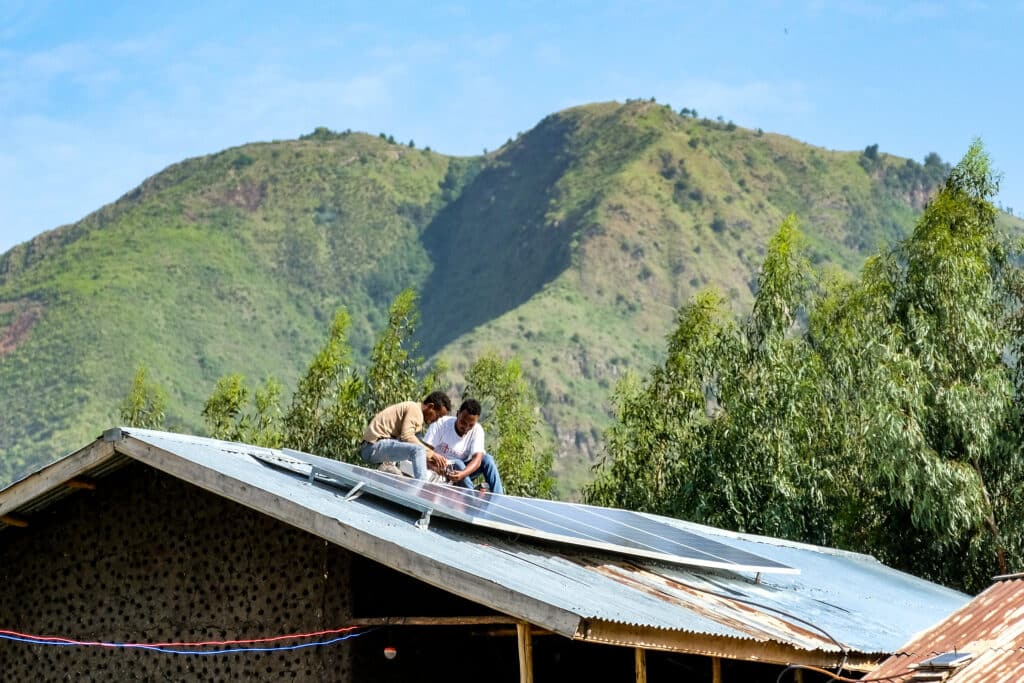 Auszubildende installieren eine Solaranlage auf einer ländlichen Schule (Solar Learning Äthiopien)
