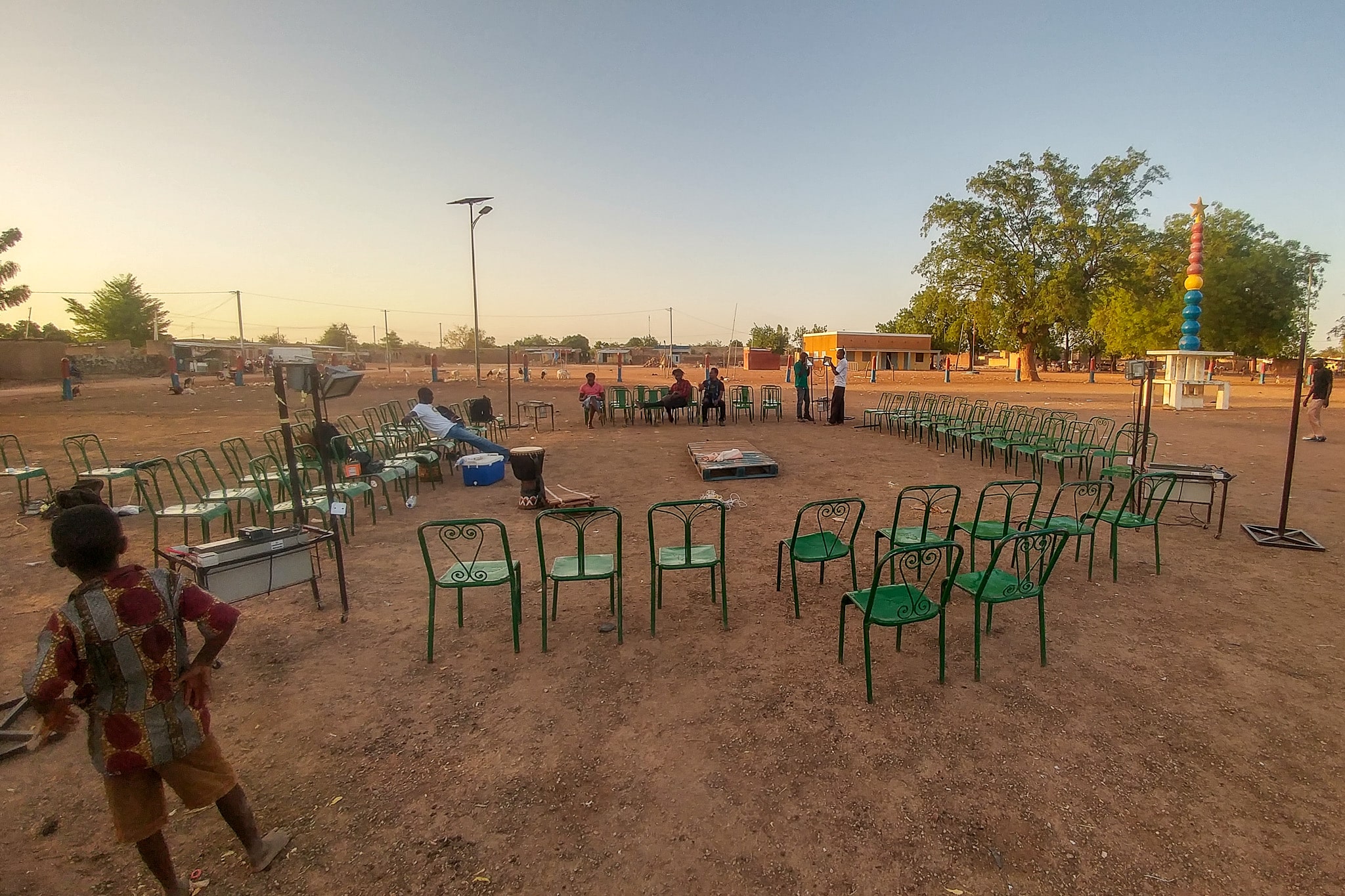 Künstler:innen führen ein Theaterstück mit Solarstrom auf – Solarenergie bringt Kunst und Licht nach Burkina Faso