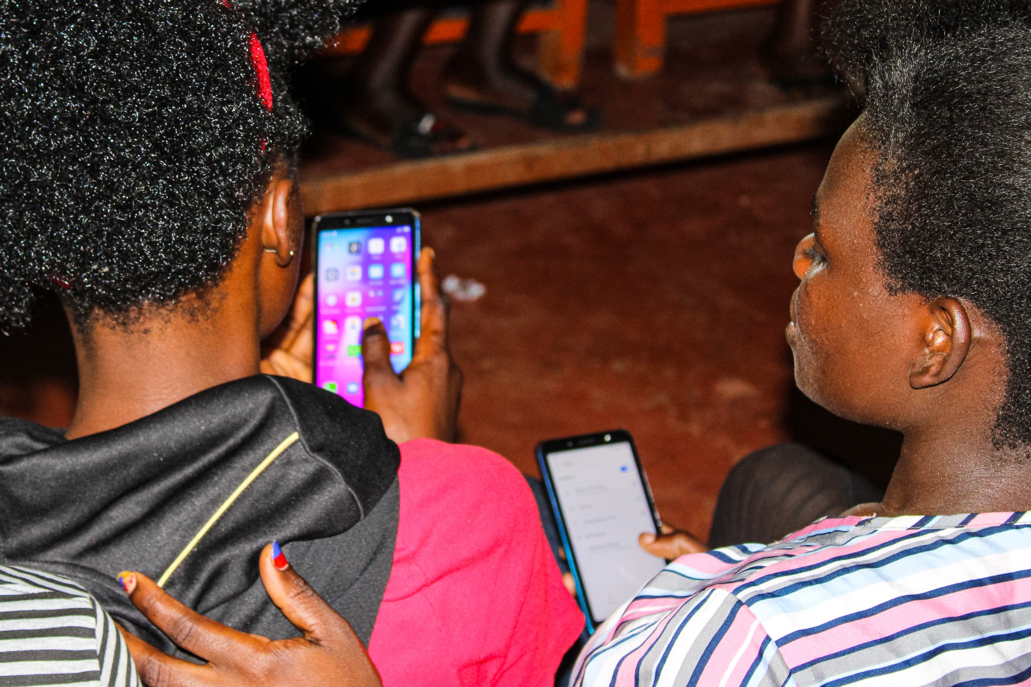 Auszubildende lernen mit Smartphones über Solarenergie