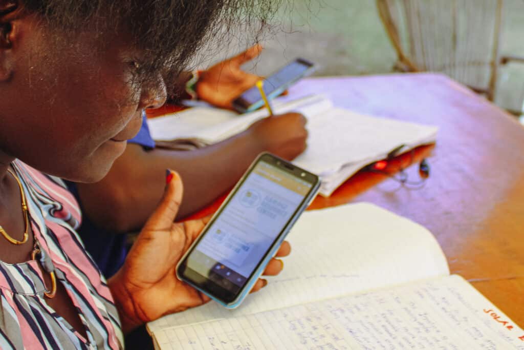 Auszubildende lernen mit Smartphones über Solarenergie