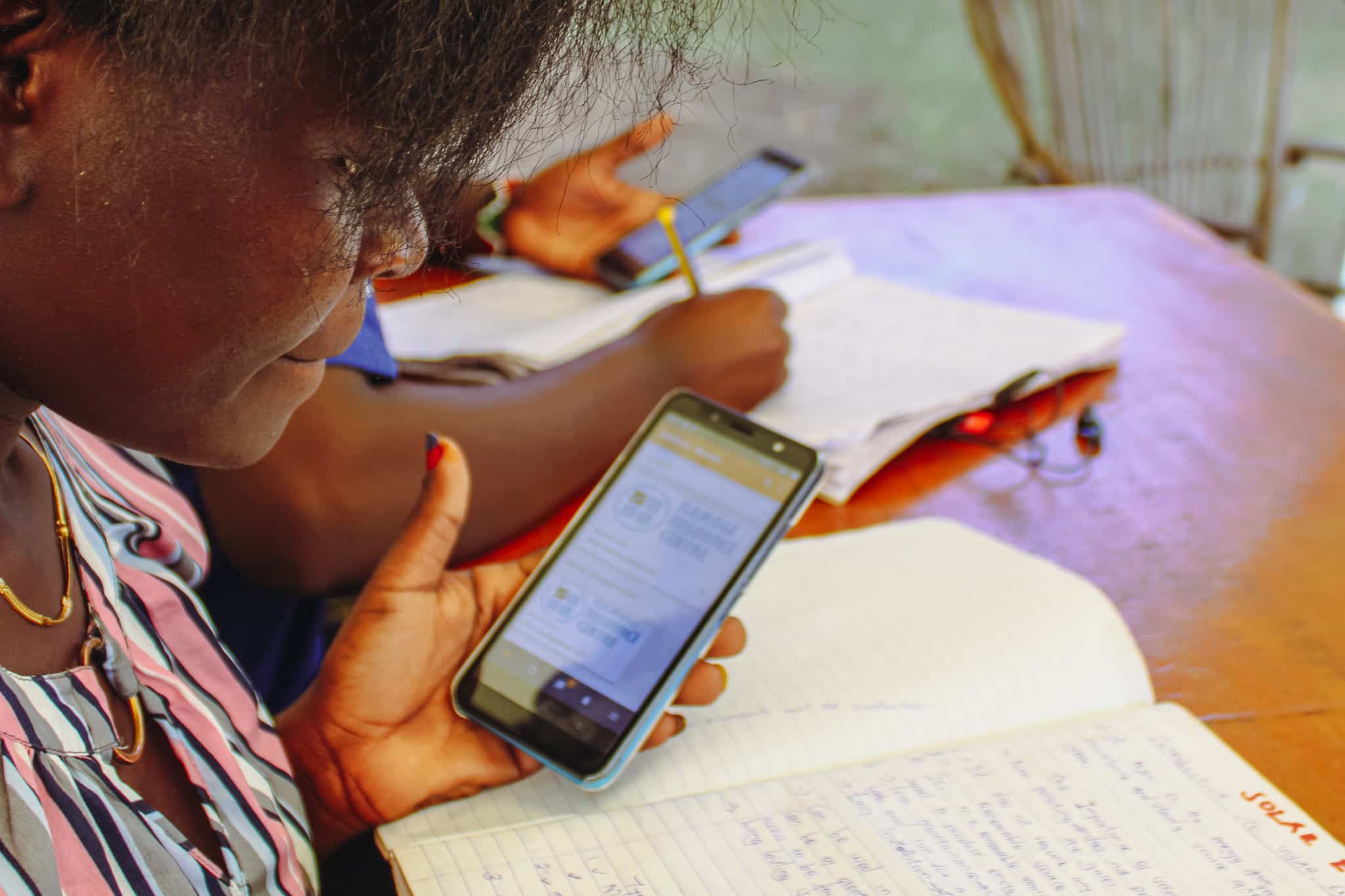 Auszubildende lernen mit Smartphones über Solarenergie