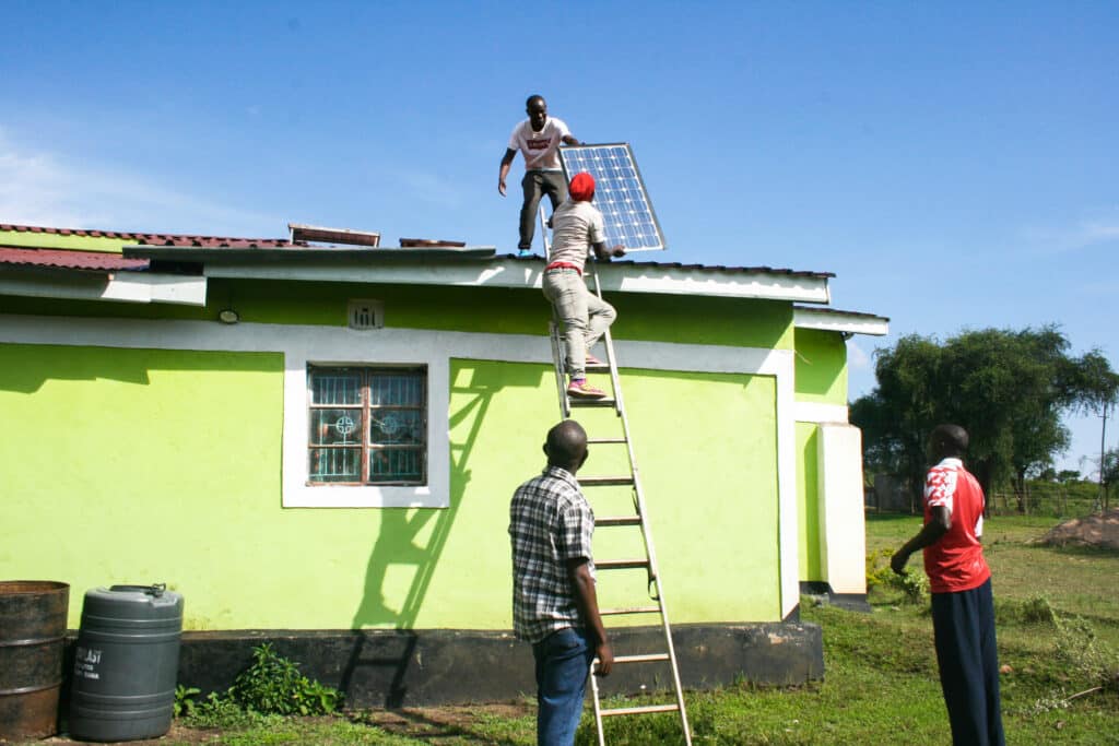 Auszubildende installieren eine Solaranlage in Westkenia – Solarenergie schafft Perspektiven für junge Menschen und ganze Gemeinden