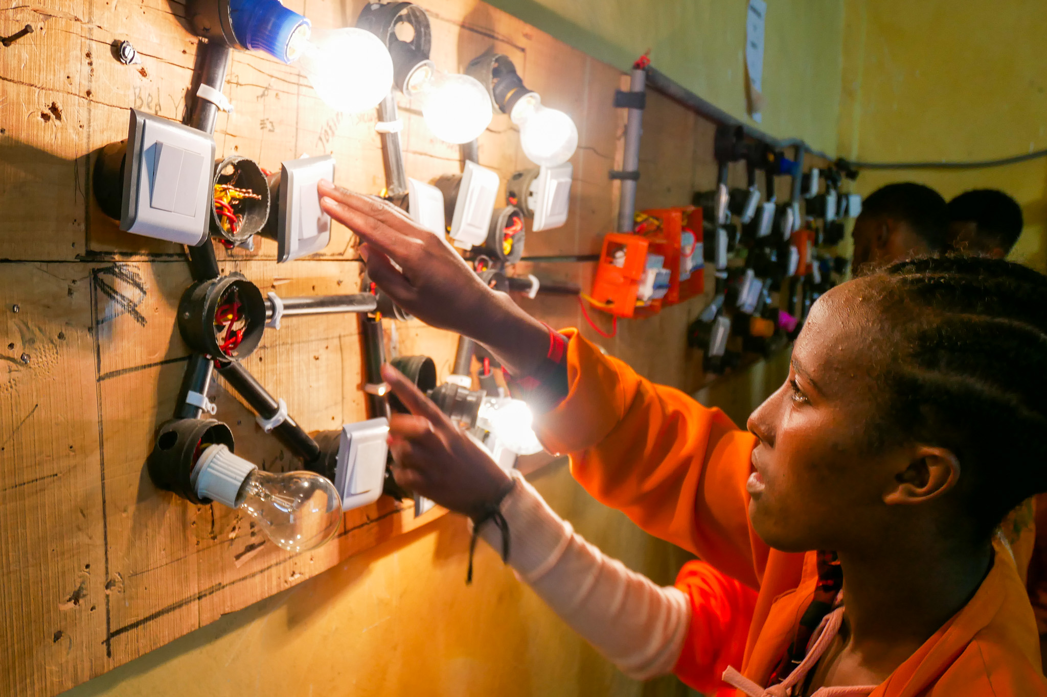 Solartechnikerin in Äthiopien in der Ausbildung.