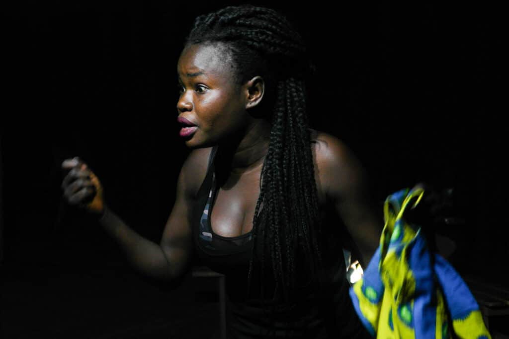 Künstler:innen führen ein Theaterstück mit Solarstrom auf