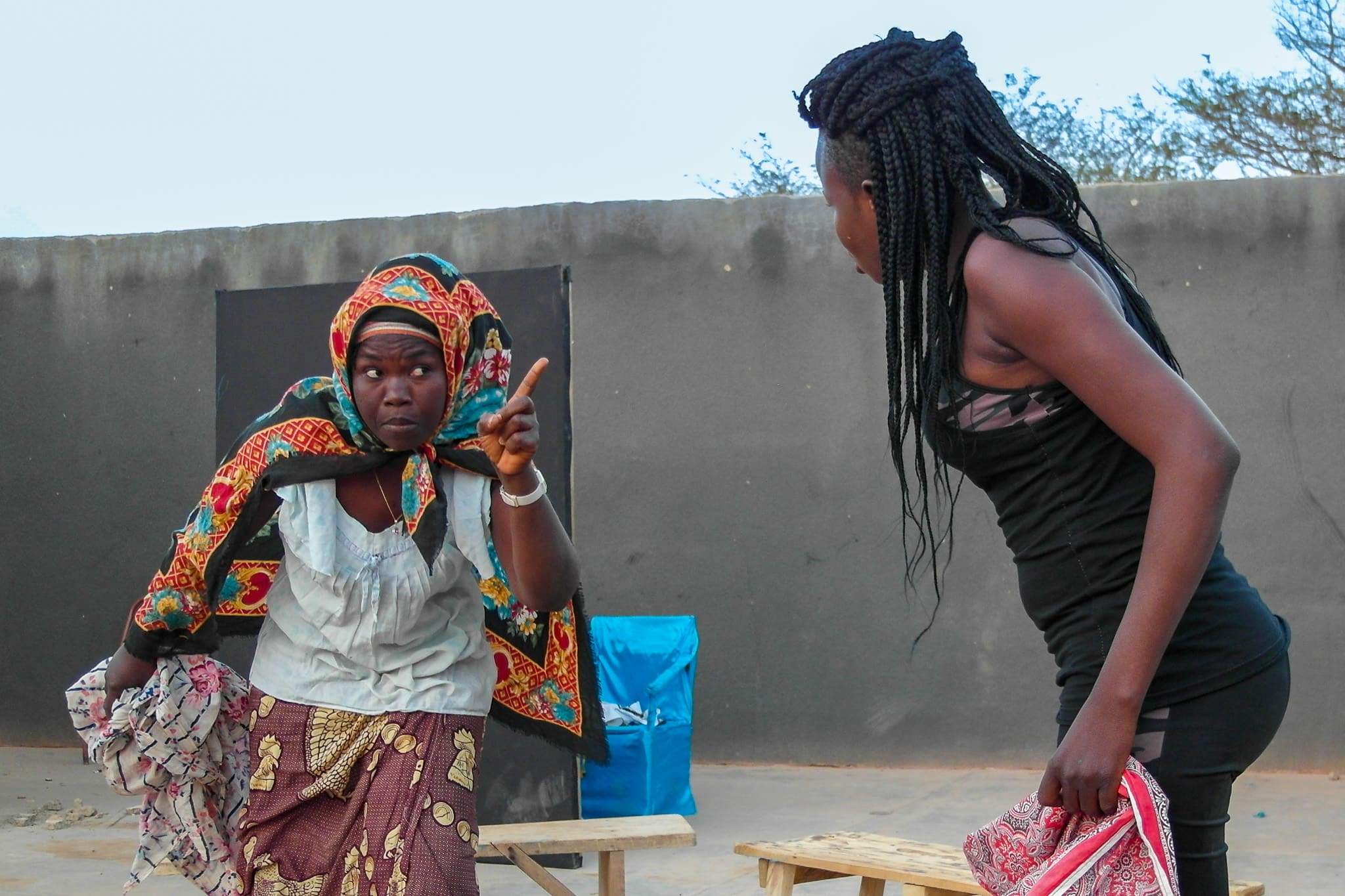 Künstler:innen führen ein Theaterstück mit Solarstrom auf