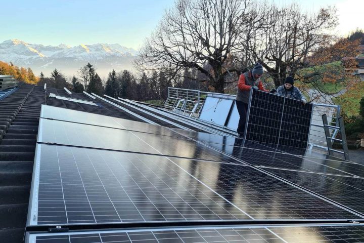 Trotz Rekordzubau bei Photovoltaikanlagen: Um die klima- und energiepolitischen Ziele der Schweiz zu erreichen, muss der Zubau von Solaranlagen in den nächsten Jahren um den Faktor 4 gesteigert werden.