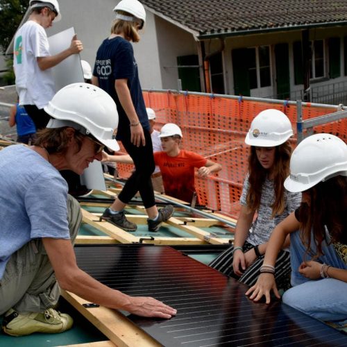 Zwei Schülerinnen der Schule Munzinger installieren mit Lehrerin Vesna Bechstein im Rahmen der Jugendsolar-Projektwoche eine Solaranlage auf dem Schulhausdach Marzili