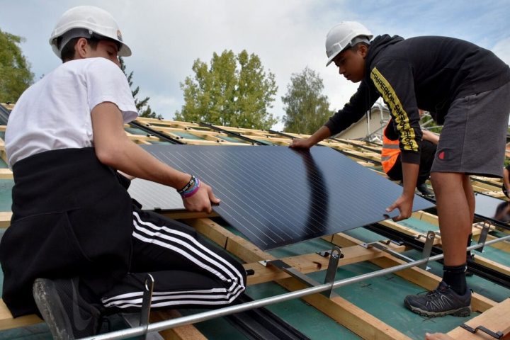 Im Rahmen einer Solarprojektwoche erlebten Achtklässlerinnen und Achtklässler der Volksschule Munzinger hautnah, wie Photovoltaikanlagen montiert werden.