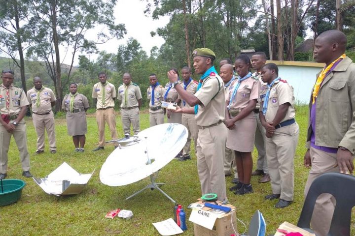 Solarbotschafter Hulumende Mavuso (mit gelb-oranger Scouts-go-Solar-Krawatte) mit den 12 ausgebildeten Solartrainern, die am Event Anfang Januar den Solarkocher und verschiedene Solaraktivitäten erklärten.