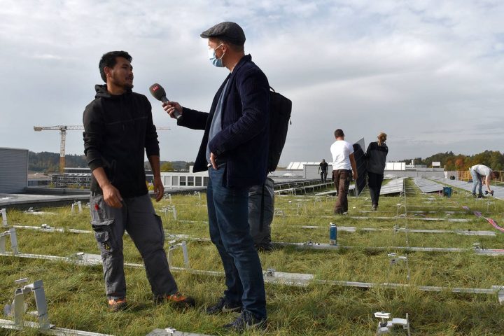 Latif Qasemi beim Interview mit Radio SRF auf dem Dach in Fehraltdorf