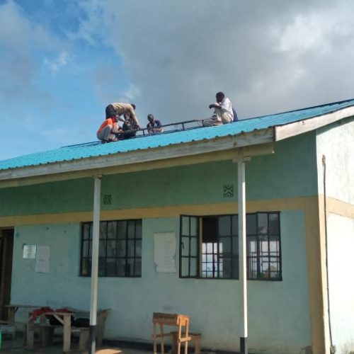 Der Bau einer Solarinstallation ist Teil der Mobile Solar Learning Ausbildung in Kenia
