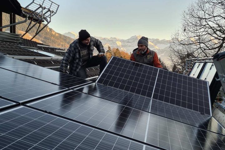 Erste Solarvignetten-Anlage azf den Landgasthof Rothorn in Sigriswil installiert