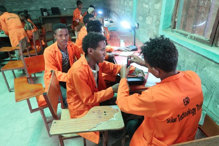 Dank Solar Learning erhalten junge Menschen in Äthiopien eine Ausbildung als Solar-Fachkraft.