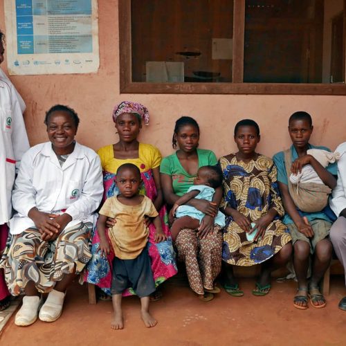 Isaac und Bola Gwon (links und rechts auf dem Bild) arbeiten seit 2012 als Arzt und Hebamme an der Hope Clinic in Nomedjoh in Ostkamerun, wo 2015 ein SolarChill installiert wurde.